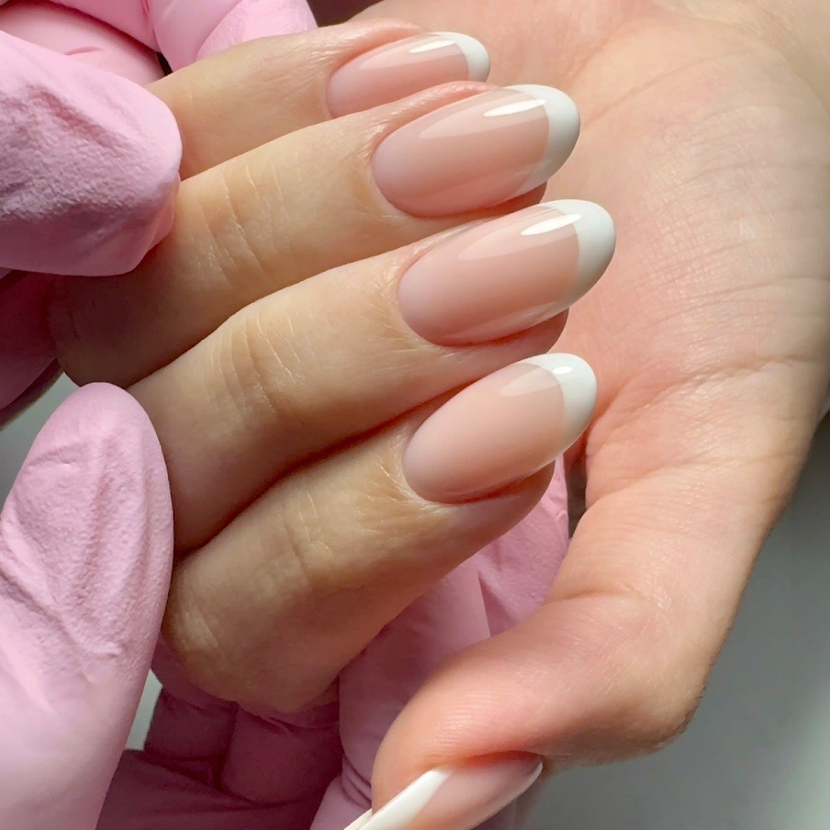 Unhas naturais em francesinha branca, acabamento espelhado